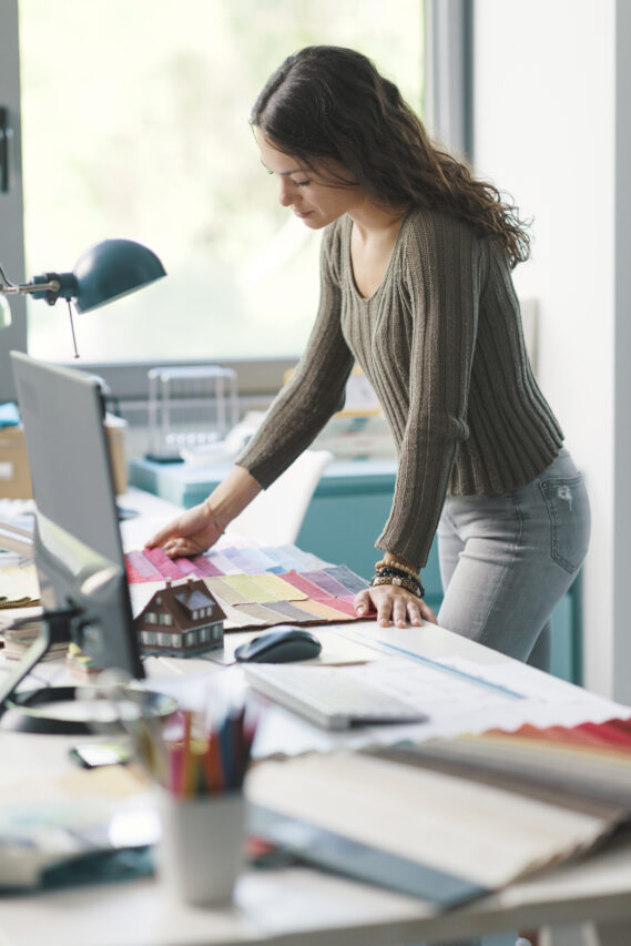 femme qui sourit regardant prix site internet decorateur