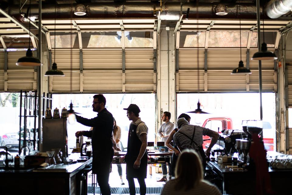Clients servis dans un commerce de quartier, exemple de clientele locale