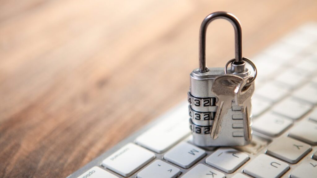 Cadenas posé sur un clavier, sécurité et protection des données