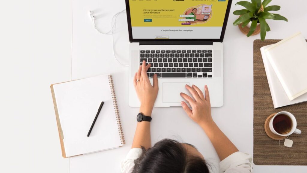 Artisan travaillant sur son ordinateur portable pour son site internet clé en main