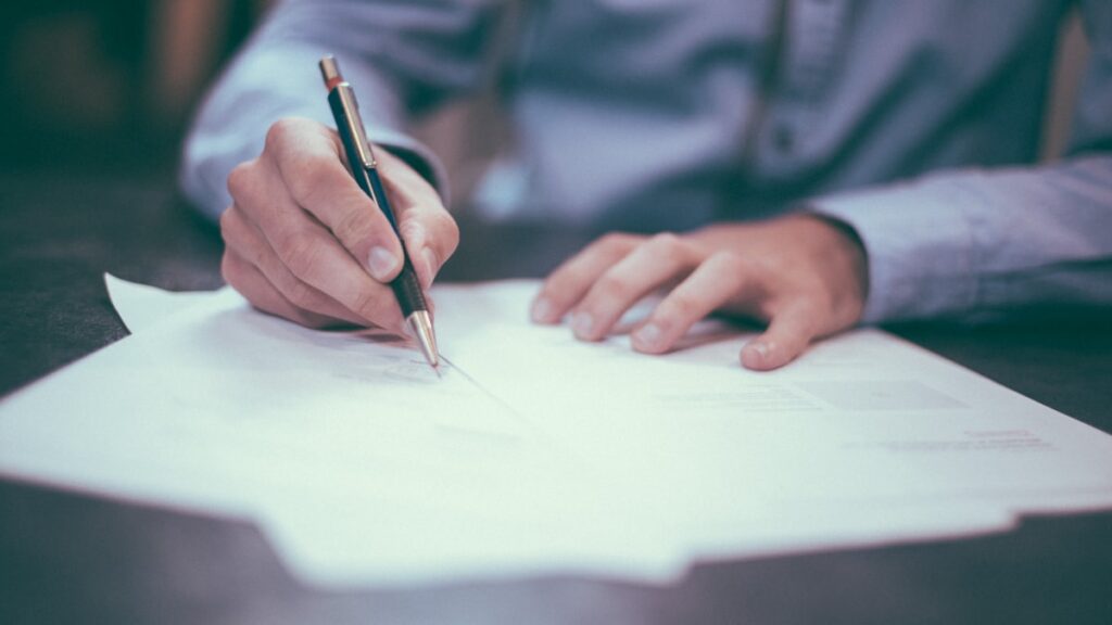 Dirigeant analysant des documents comptables pour déterminer la durée d'amortissement de son site