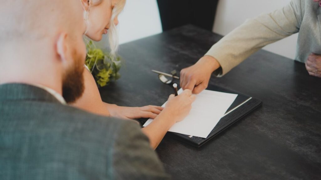 Signature d'un document reprenant un exemple de conditions générales de vente