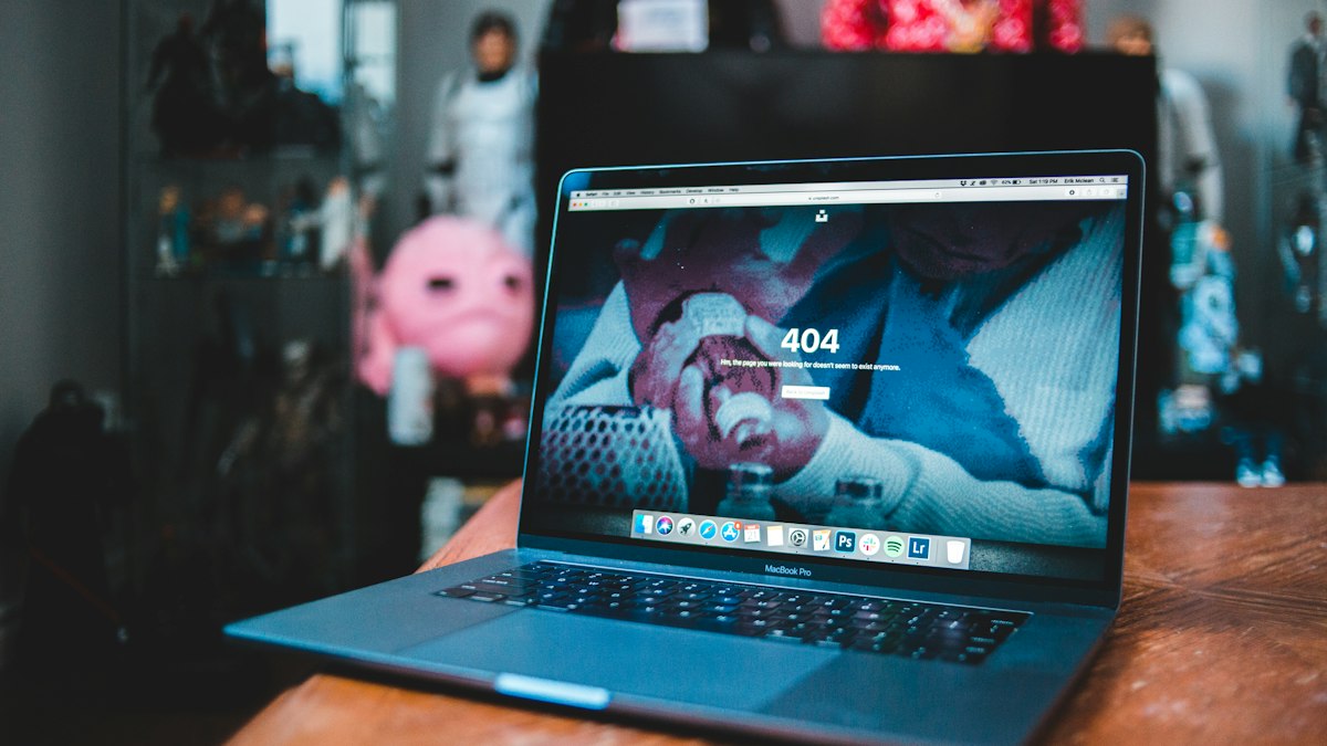 Ordinateur portable affichant une page de site internet en erreur serveur