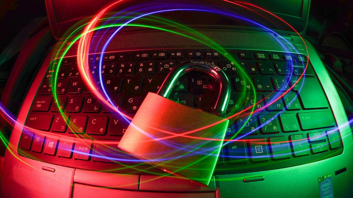 Cadenas de sécurité sur un ordinateur portable, signal de fiabilité d'un site internet