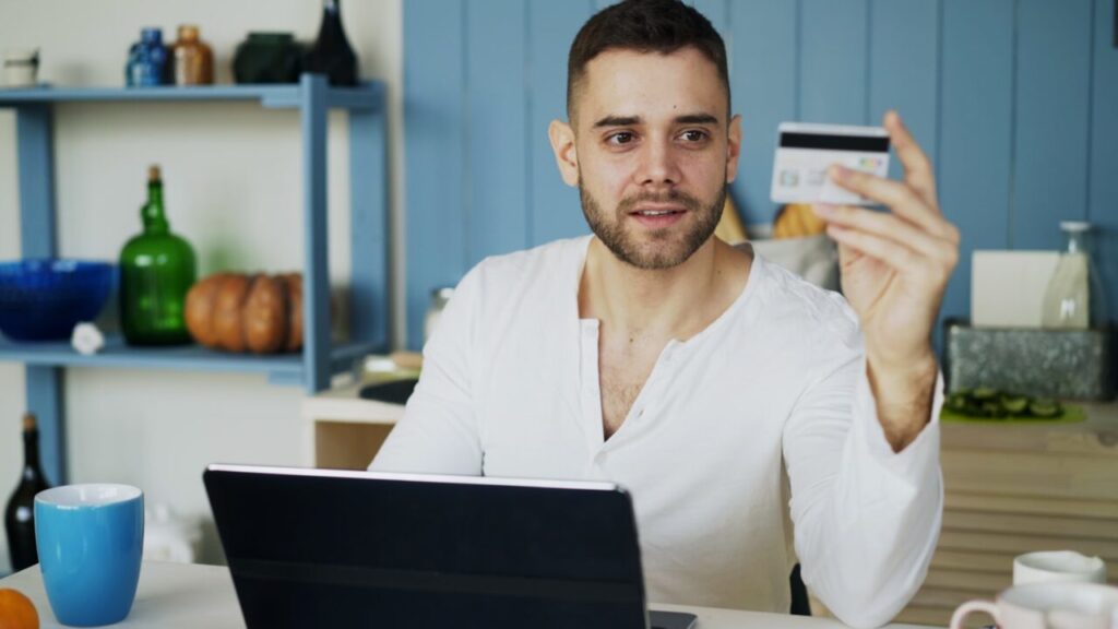 Personne vérifiant si un site est fiable avant un achat en ligne avec sa carte bancaire