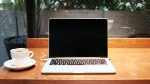 Ordinateur portable et tasse de café sur un bureau : site web ou site internet pour une petite entreprise